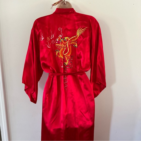 Elegant Red Satin Robe - Picture 7 of 10